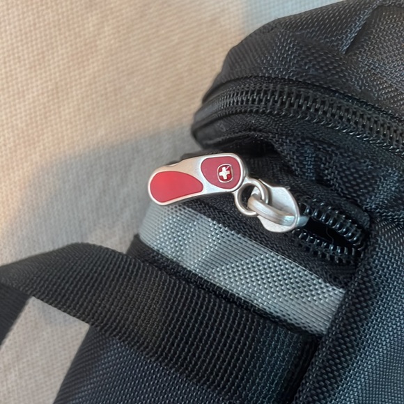 Swissgear Vertical Hanging Toiletry Kit -Like-New - Picture 10 of 13